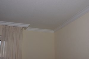 Lijstwerken, gordijnkoven, spuitwerk, sierpleister in kleur